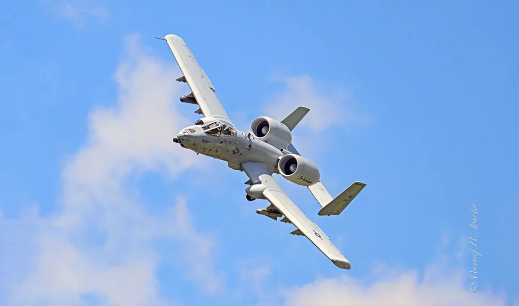 EE. UU. despliega aviones A-10 y helicóptero Apache en el estrecho de Ormuz