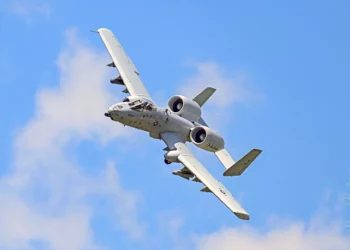 EE. UU. despliega aviones A-10 y helicóptero Apache en el estrecho de Ormuz