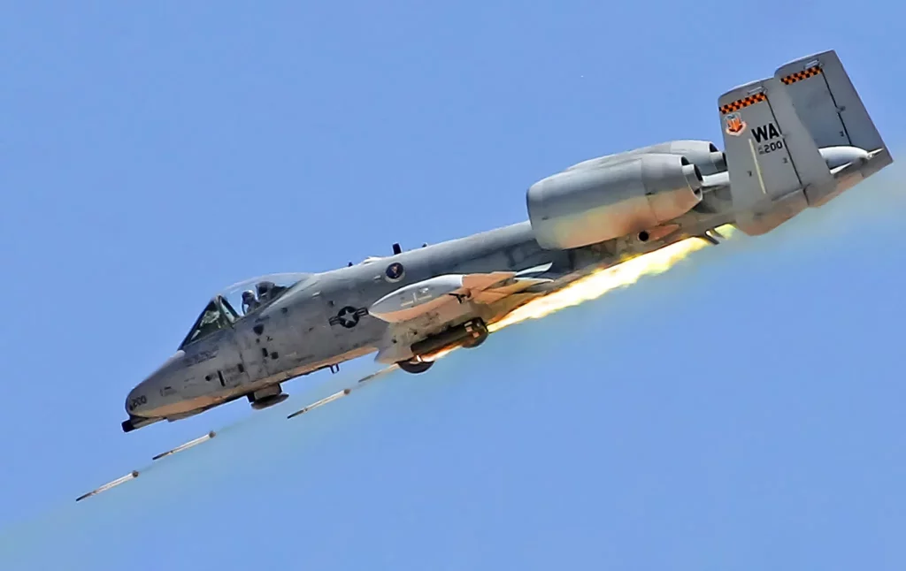 Los A-10 atacan lanchas iraníes en el estrecho de Ormuz