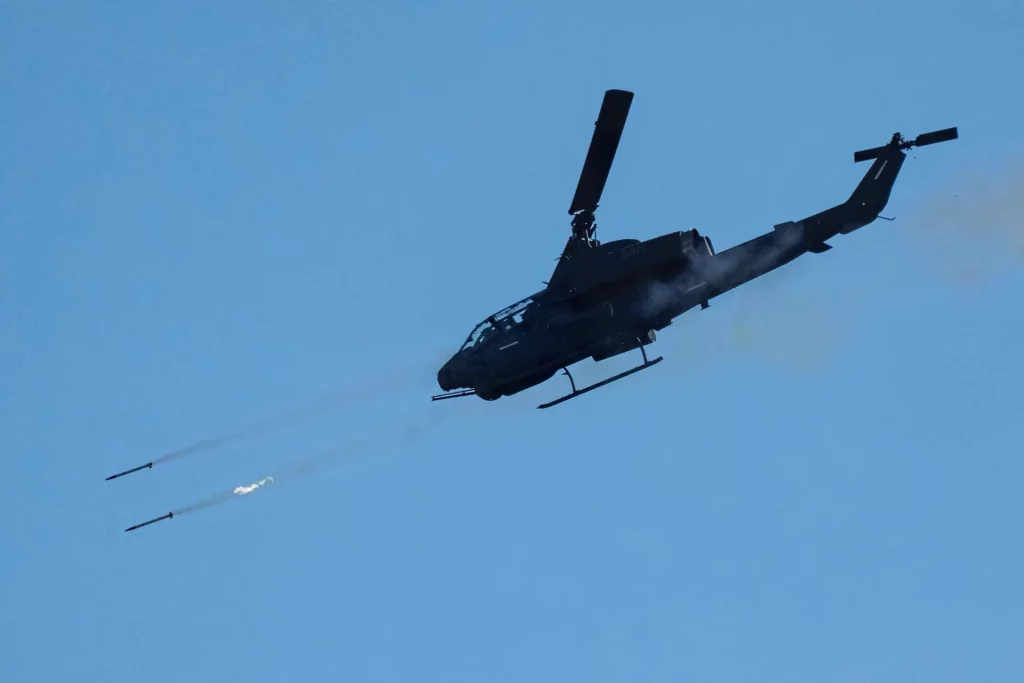 Taiwán prueba en fuego real sus helicópteros de ataque AH-1W Super Cobra