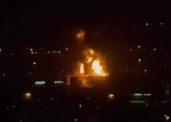 Incendio en inmediaciones del aeropuerto de Dubái controlado tras un ataque con drones
