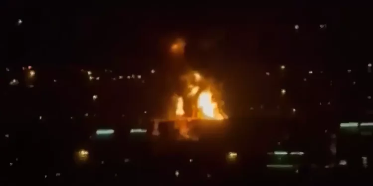 Incendio en inmediaciones del aeropuerto de Dubái controlado tras un ataque con drones