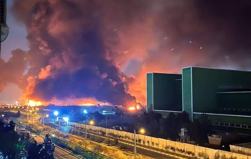 Israel bombardea bases de misiles y aeropuertos iraníes: mientras Teherán amenaza a Europa
