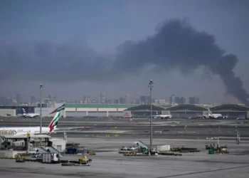 Varios drones impactan contra sistema de radar del aeropuerto internacional de Kuwait