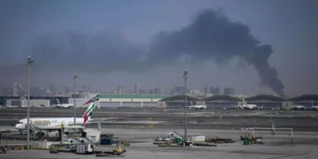 Varios drones impactan contra sistema de radar del aeropuerto internacional de Kuwait