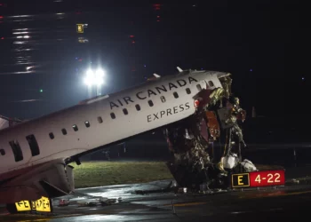 Un avión colisiona con un vehículo terrestre en LaGuardia, Nueva York