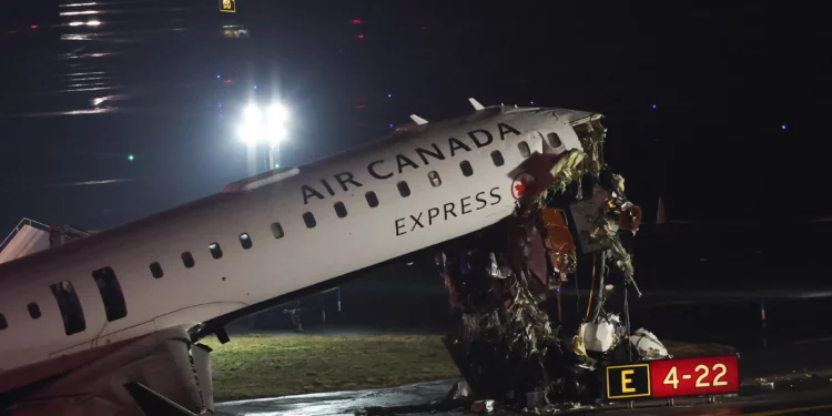 Un avión colisiona con un vehículo terrestre en LaGuardia, Nueva York