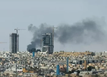 2 muertos y 12 heridos por caída de un proyectil en una zona residencial de Arabia Saudí