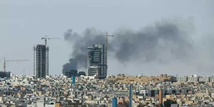2 muertos y 12 heridos por caída de un proyectil en una zona residencial de Arabia Saudí