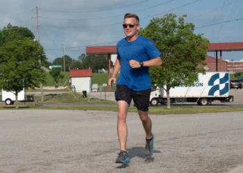 En esta fotografía facilitada por la Guardia Aérea Nacional de EE. UU., el capitán de la Fuerza Aérea de EE. UU. Alex Klinner, comandante de vuelo de operaciones del 99.º Escuadrón de Reabastecimiento Aéreo, completa otra vuelta durante la carrera conmemorativa Shell 77 en la Base Conjunta de la Guardia Nacional Sumpter Smith, en Birmingham, Alabama, el 2 de mayo de 2025. (Paul Mann/Guardia Aérea Nacional de EE. UU. vía AP)