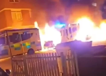 Concejal denuncia pasividad tras ataque incendiario contra ambulancias en Reino Unido