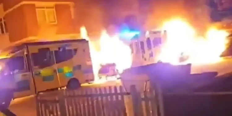 Concejal denuncia pasividad tras ataque incendiario contra ambulancias en Reino Unido
