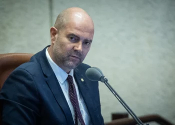 El presidente de la Knéset exige en persa la “rendición incondicional” de Irán