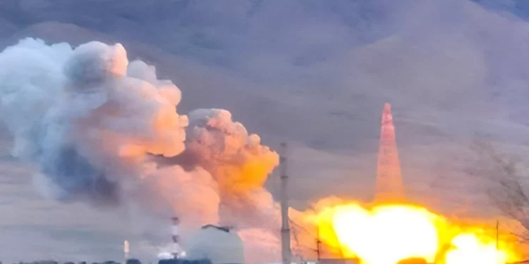 Israel bombardea el reactor iraní de agua pesada de Arak