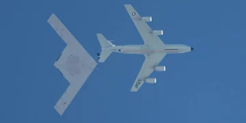 El bombardero B-21 Raider se dirige a su primera operación