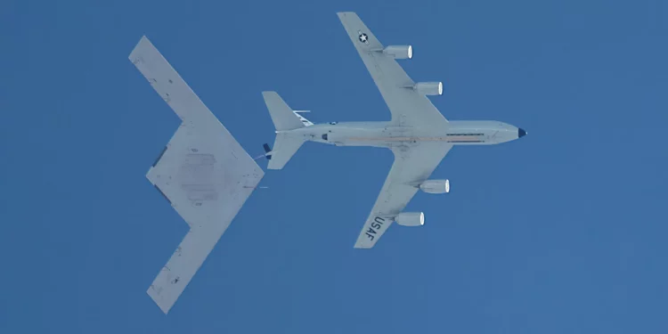 El bombardero B-21 Raider se dirige a su primera operación