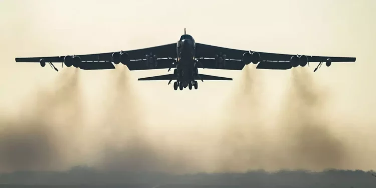 Estados Unidos despliega bombarderos B-52 sobre Irán por primera vez