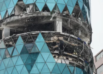 Una fotografía muestra un edificio dañado tras un ataque con drones en el distrito de Seef, en Manama, el 10 de marzo de 2026. El Golfo, rico en petróleo, ha sido el más afectado por los ataques de Irán en respuesta a los ataques estadounidenses e israelíes que desencadenaron la guerra en Oriente Medio, con Teherán apuntando a activos estadounidenses, pero también a infraestructuras civiles, incluidas instalaciones energéticas y aeropuertos. (AFP)