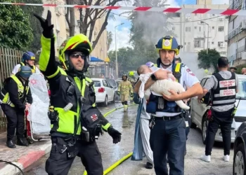 Ocho heridos por bombas de racimo de Irán en el centro de Israel