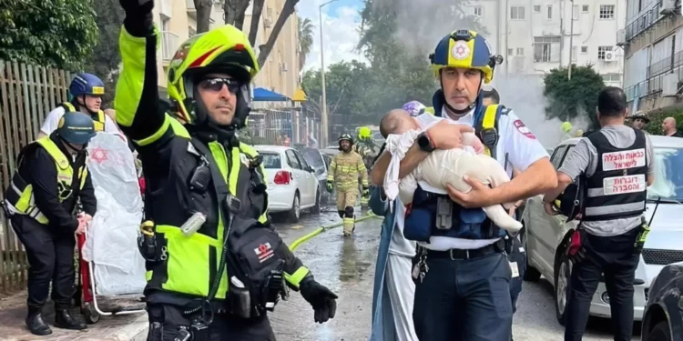Ocho heridos por bombas de racimo de Irán en el centro de Israel