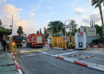 Israel descarta riesgo tras impacto de fragmento de misil en planta química