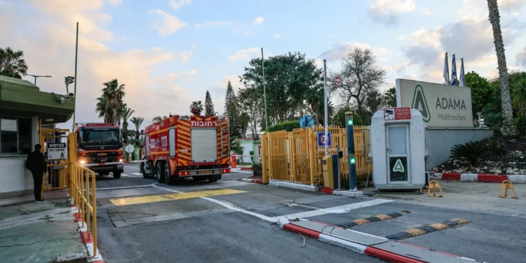 Israel descarta riesgo tras impacto de fragmento de misil en planta química