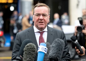 El ministro de Defensa alemán, Boris Pistorius, habla durante una rueda de prensa frente al hotel Bayerischer Hof, sede de la Conferencia de Seguridad de Múnich, en Múnich, Alemania, el 17 de febrero de 2023. (Sven Hoppe/dpa vía AP)
