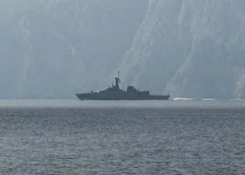 Un buque de la Armada navega por el estrecho de Ormuz, una vía marítima vital por la que pasa gran parte del petróleo y el gas del mundo, el 1 de marzo de 2026. (Sahar AL ATTAR / AFP)