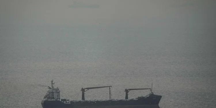 Omán dice estar “trabajando intensamente” para garantizar un paso seguro por el estrecho de Ormuz