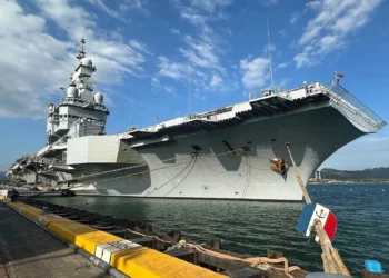 Macron ordenó trasladar el portaaviones Charles de Gaulle al Mediterráneo