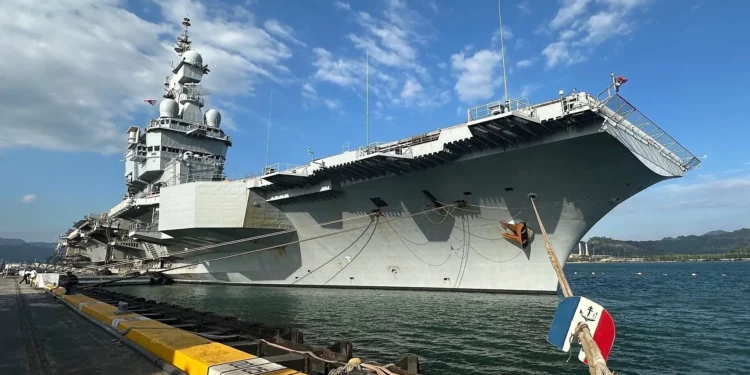 Macron ordenó trasladar el portaaviones Charles de Gaulle al Mediterráneo