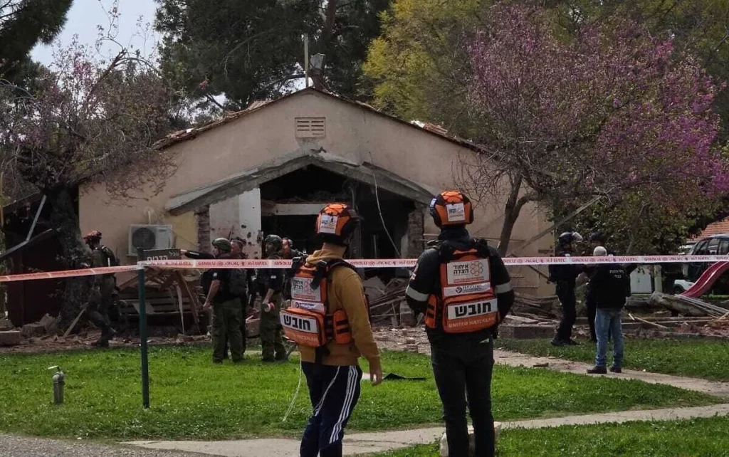Dos heridos tras el impacto de un cohete en una vivienda de Galilea