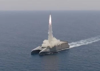 Esta fotografía, publicada por el sitio web oficial del Cuerpo de la Guardia Revolucionaria Islámica de Irán, Sepanews, el 17 de febrero de 2026, muestra el lanzamiento de un cohete durante unas maniobras militares realizadas por miembros del IRGC y la Armada en el estrecho de Ormuz. (SEPAH NEWS / AFP)