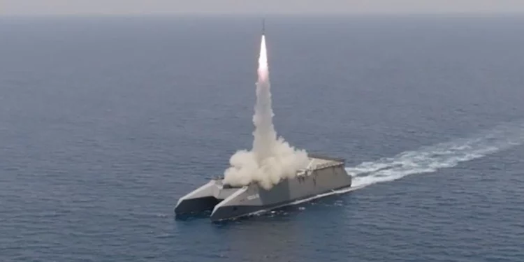 Esta fotografía, publicada por el sitio web oficial del Cuerpo de la Guardia Revolucionaria Islámica de Irán, Sepanews, el 17 de febrero de 2026, muestra el lanzamiento de un cohete durante unas maniobras militares realizadas por miembros del IRGC y la Armada en el estrecho de Ormuz. (SEPAH NEWS / AFP)
