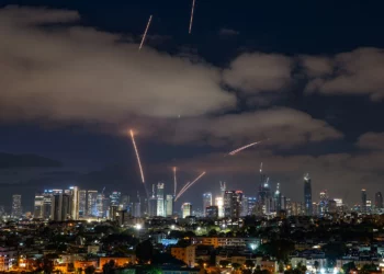 Hezbolá dispara seis cohetes contra el centro de Israel