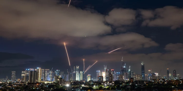 Hezbolá dispara seis cohetes contra el centro de Israel