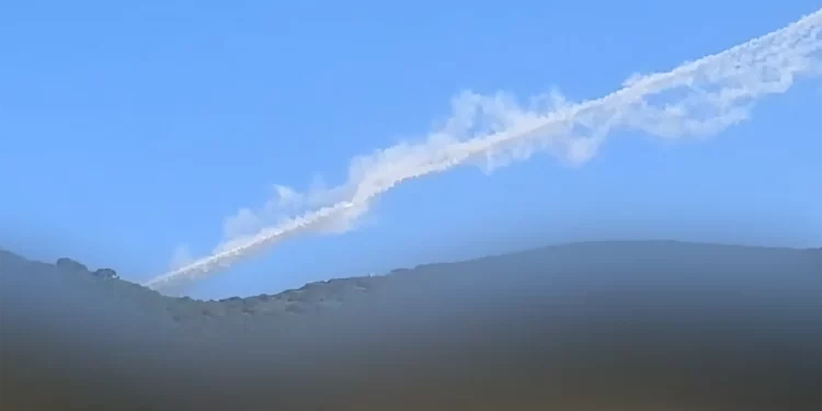 Hezbolá lanza cohetes y drones desde Líbano mientras Irán ataca con misiles