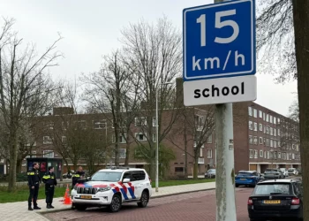 Un coche de policía aparcado frente a una escuela judía en Ámsterdam, donde se registró una explosión durante la noche del 14 de marzo de 2026. (Stéphanie HAMEL / AFP)