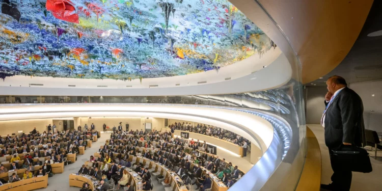 Un diplomático observa la sala durante la inauguración del 57.º período de sesiones del Consejo de Derechos Humanos de las Naciones Unidas en Ginebra, Suiza, el 9 de septiembre de 2024. (Fabrice COFFRINI / AFP)
