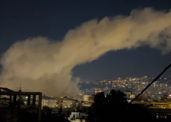 Humo procedente de los ataques aéreos israelíes sobre Dahiyeh, en el suburbio sur de Beirut, en respuesta al lanzamiento de cohetes por parte de Hezbolá, en la madrugada del lunes 2 de marzo de 2026. (Foto AP/Hussein Malla)