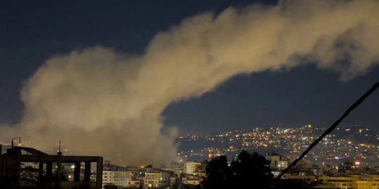 Humo procedente de los ataques aéreos israelíes sobre Dahiyeh, en el suburbio sur de Beirut, en respuesta al lanzamiento de cohetes por parte de Hezbolá, en la madrugada del lunes 2 de marzo de 2026. (Foto AP/Hussein Malla)