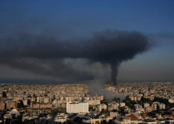 El humo se eleva tras los ataques aéreos israelíes en Dahiyeh, un suburbio al sur de Beirut, Líbano, el 3 de marzo de 2026. (AP Photo/Hussein Malla)