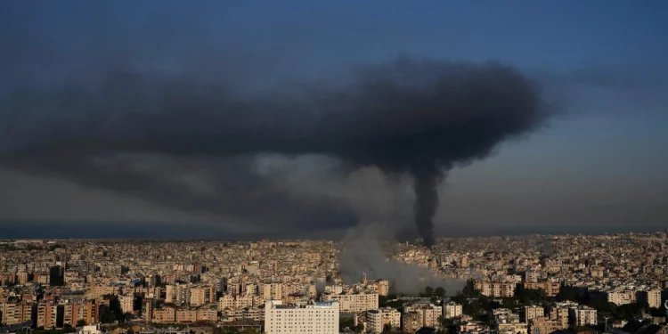 El humo se eleva tras los ataques aéreos israelíes en Dahiyeh, un suburbio al sur de Beirut, Líbano, el 3 de marzo de 2026. (AP Photo/Hussein Malla)