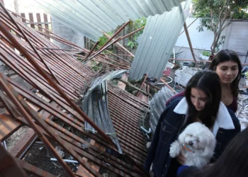 Fragmentos de bomba de racimo iraní causan daños en el centro de Israel