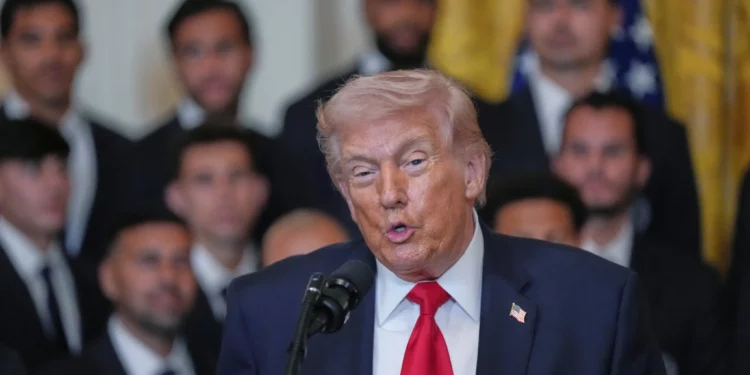 Trump insta a diplomáticos iraníes en el extranjero a solicitar asilo