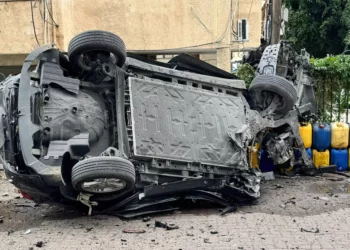 Dos impactos causados por bomba de racimo iraní en el centro de Israel