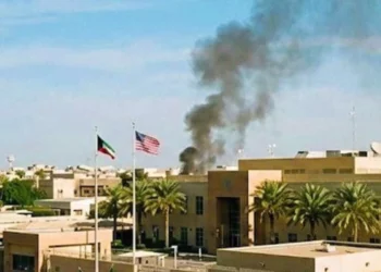 Humo se eleva de la embajada de EE. UU. en la ciudad de Kuwait