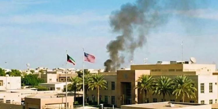 Humo se eleva de la embajada de EE. UU. en la ciudad de Kuwait