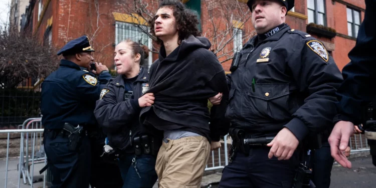 Hombres que lanzaron explosivos contra la protesta en Nueva York citaron al ISIS como inspiración
