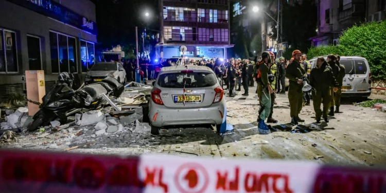 Mueren un trabajador extranjero y cuatro palestinos tras ataque iraní con misiles